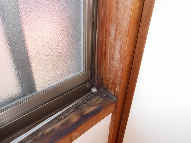 窓枠に結露の水シミは要注意！