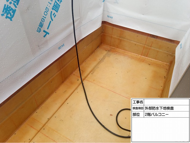 透湿防水シート端部の両面テープ貼りは必須!